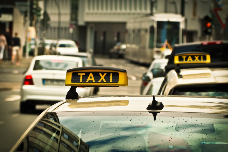 taxis-HYERES-min_road-traffic-car-glass-driving-city-583084-pxhere.com